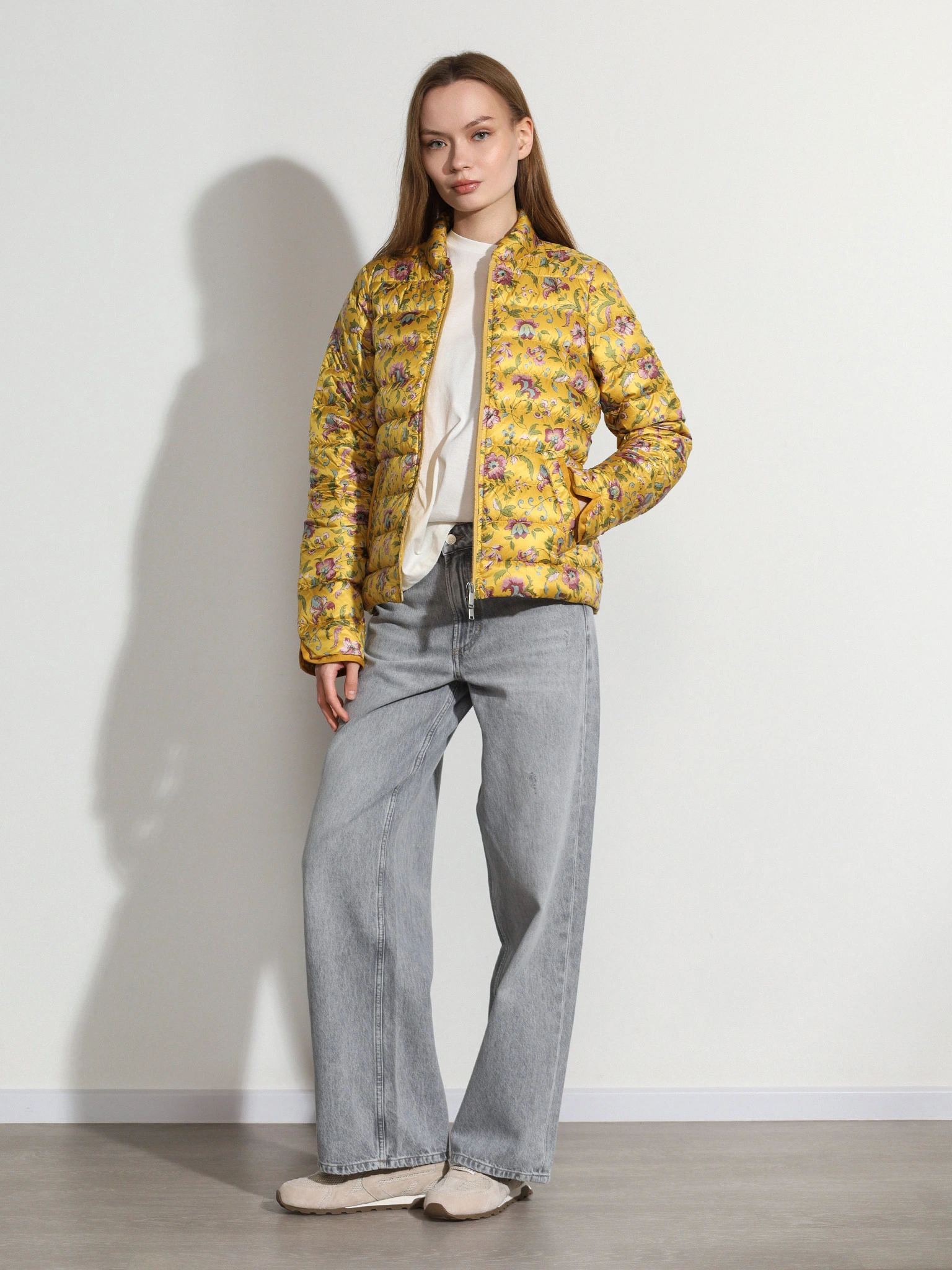 Куртка желтого цвета с цветочным принтом с горизонтальной стежкой